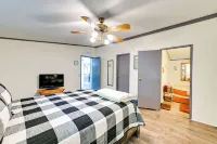 Quiet Horseshoe Hill House by Lake Barkley! - Homestays