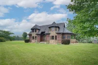 Peaceful Raphine Cottage w/ Deck & Fireplace! - Parking