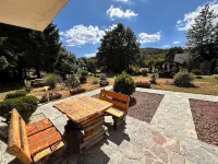 Guesthouse Green Valley فنادق في Jezerce