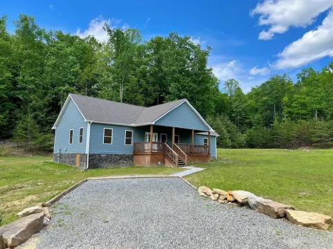 Cozy 3 BR Cabin with Pond on 3 acres / New River Gorge / Summersville Lake