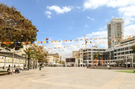 Seaside Escape with Private Patio Отели рядом с достопримечательностью «Netanya»