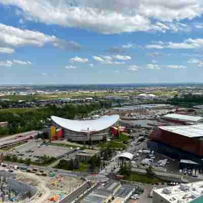 Luxurious downtown condo | gym | A/C | heated underground parking Others