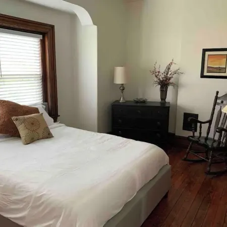 SERENITY IN THE CITY - 5 BR College Ave by F & M