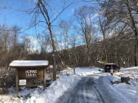 Little White Cabin by the river, fishing trails, kayaking, near State Park lake