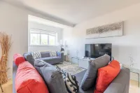 Skyline Haven - Modern 2B, Parking, Wifi & 4Ktv