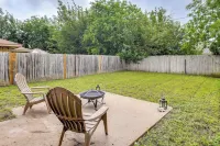 3 Mi to Dtwn: Waxahachie Townhome w/ Fire Pit