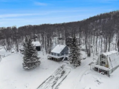 Close to Skiing! Family Fun! 4 Private Bedrooms, Hot Tub, Game Room