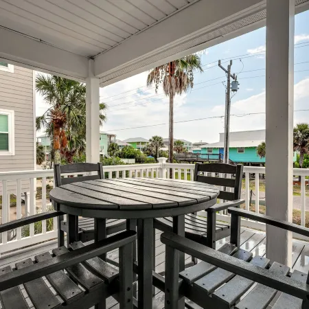 Gulf Shores Cottage w/ Water Views, Walk to Beach!