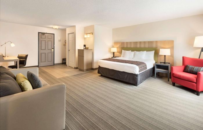 Country Inn & Suites by Radisson, Chippewa Falls, WI