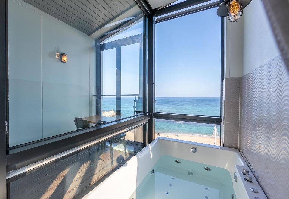 강릉 눈뜨면바다 펜션 루프탑