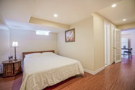 Spacious Queen Bedroom Walk-out Unit Отели рядом с достопримечательностью «Озеро Уилкокс»