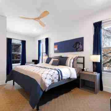 Chic 2-bedroom apartment in beautiful Rogers Park with WiFi & EV Charger Rooms