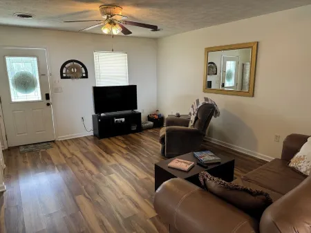 Charming 2-bedroom apartment with AC, WiFi in tranquil Benton