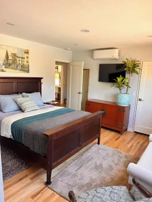 Charming 3-bedroom in Del Rey Oaks with AC, WiFi hot tub & all the hot comforts