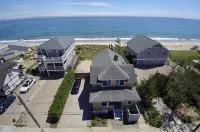 Quintessential New England Home on Private Beach -  Privatzimmer