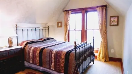 Lovely C.1890 Flat with Garden in Historic Downtown