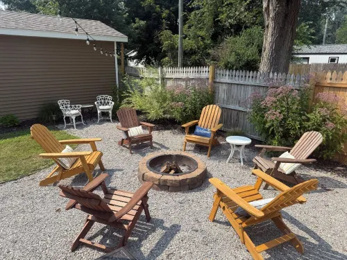 N Shore Bungalow-Close to St Joe, beaches, golf, wineries, 45 min to Notre Dame