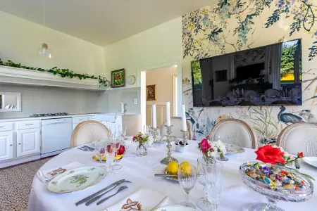 Accommodation, Very Peaceful Environment, 10 Travellers