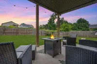 Game Room - Patio + Grill - Sleeps 9 - King Bed Hotels in Clarksville