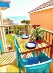 Ocean Paradise w/ Balcony, Pool, Hot Tub! Beautifully renovated Beachfront Dogs!