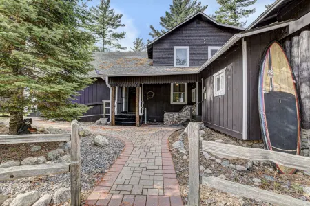 Amazing, sleeps 26, covered lakeside, bar, beach, Big St Germain Lake