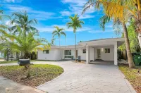 Palm House Near Beach, Game Room, Pool & King Beds Hotels in Wilton Manors