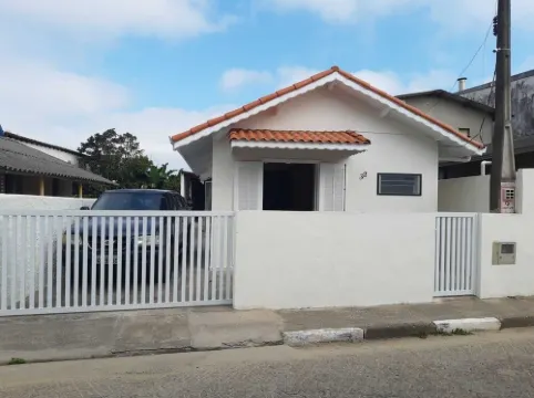 Juréia Beach House for Beach and Fishing Season with Air Conditioning 伊瓜佩住宿飯店