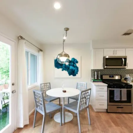 Modern 2/2 Glendale Condo, Parking, Washer/Dryer