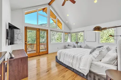 Serene 4-bedroom mountain home with WiFi in Boulder Gateway Park Fun Center附近的飯店