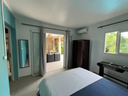 Villa Bourbon: Tropical garden, swimming pool and sea view