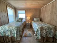 Pink Bikini Apartment with Dock, Green Turtle Cay Hotels in Green Turtle Cay