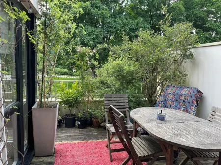 Green, quiet, spacious and bright apartment 15 minutes from Paris.