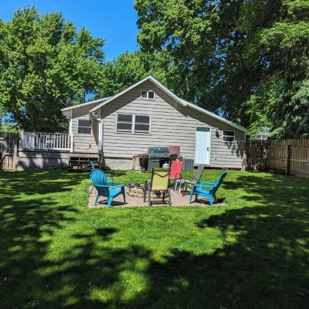 Arnolds Park Cabin with Kayaks, Bikes, and Golf Cart Отели в г. Арнолдс Парк