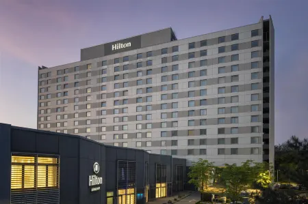 Hilton Dusseldorf Отели рядом с достопримечательностью «Neuer Zollhof»