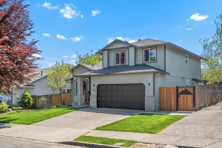 Charming 4-bedroom house with entertainment and hot tub in Troutdale