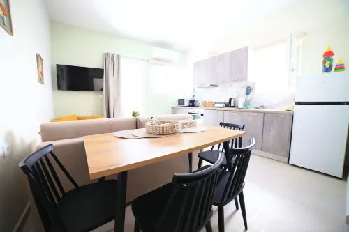 Charming 1-bedroom apartment in pleasant Galatas with AC, WiFi Hotels in Daratso