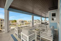 KEY LARGO 5 Bed Waterfront STUNNER with Elevator, Pool & Dock mins to the Reef - 4-Star