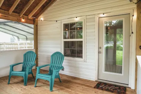 The Bird House – Charming Downtown Lebanon Stay, Pets Welcome!