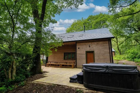 Errwood; woodland lodge for 14 with 2 hot tubs in the Staffordshire Moorlands
