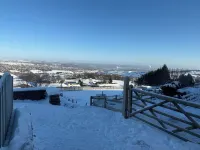 Stunning views. Countryside walks or cycle trails. Nearby pubs and music venues - Wi-Fi
