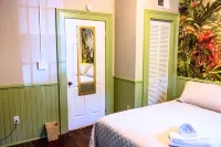 The Jungle Nook: Themed,Steps to Forsyth,King Bed,Grill,Games,Picnic Basket