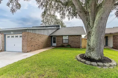 Charming 3-bedroom townhome in Shalimar with WiFi Hotels near Air Force Armament Museum