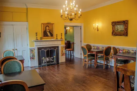 The Ilex Room - Private studio w/ Ensuite Bath in Historic Downtown Home Отели в г. Север Клинтон