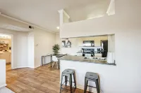 Castle Rock Retreat w/ queen bed, pool & hot tub