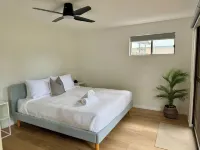 Large Lakefront House on Lake Macquarie with Kayaks, Kids Toys and Dog Door Hotels in Caves Beach