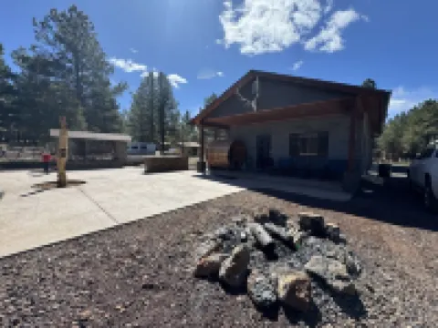 Cozy Cabin in the Pines!!! Close to the Polar Express, Grand Canyon, & Bearizona Hotels in Parks