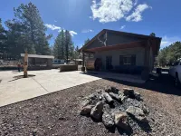 Cozy Cabin in the Pines!!! Close to the Polar Express, Grand Canyon, & Bearizona Hotels in Parks