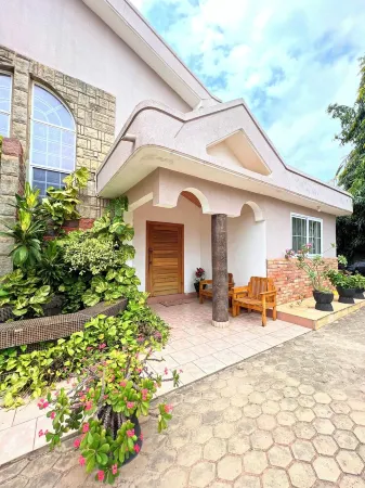 2-bedroom semi-detached house in Adenta  with WiFi, AC and 24/7 power supply Отели в г. Адента Мунисипалити