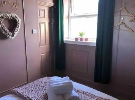 Ffau Bach - Little Den. Boutique Central Pembrokeshire. Отели в г. Пемброк-док