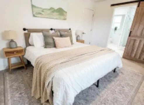 Modern Lux Upstairs Unit Near SLC W/ King Bed, Yard, Garage and Washer/Dryer